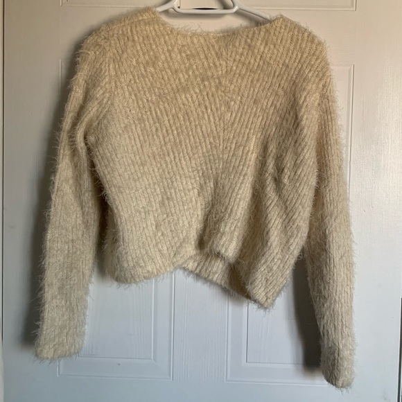 H&M FUZZY CROPPED SWEATER - Picture 2 of 4